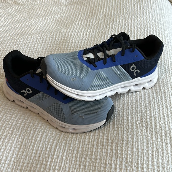 Women ON running cloud runner size 11 - Picture 2 of 7